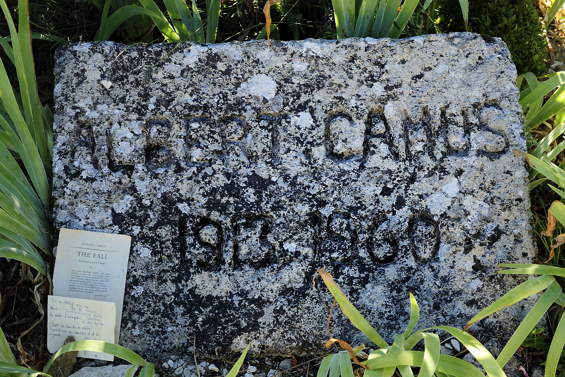 Могила Альбера Камю на кладбище в Лурмарене на юге Франции