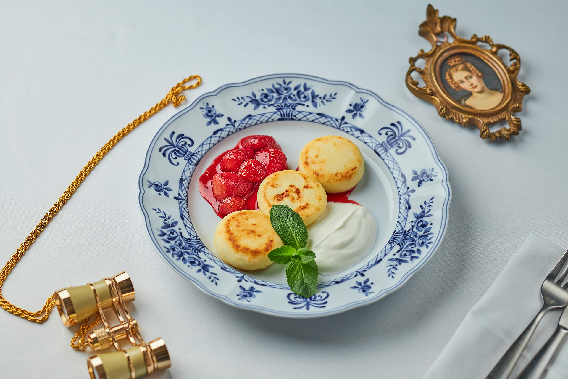 Сырники со сметаной и вареньем из клубники