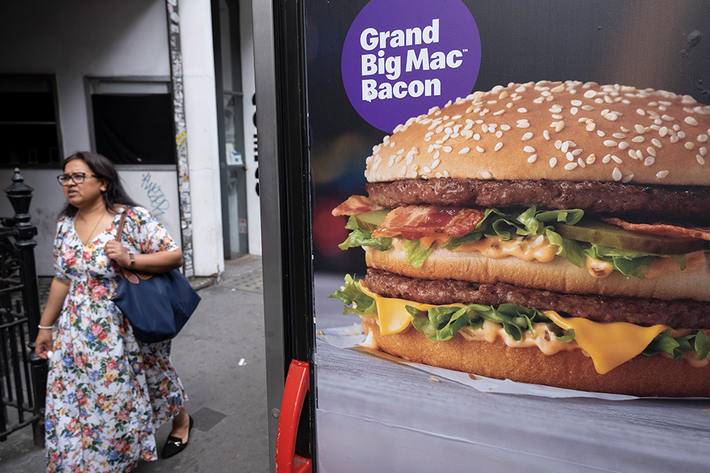 Рекламный плакат ресторана McDonaldsс в Лондоне, 2022 год