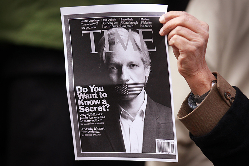 Протестующий держит фотокопию обложки журнала Time с изображением  Джулиана Ассанжа, 14 декабря 2010 год