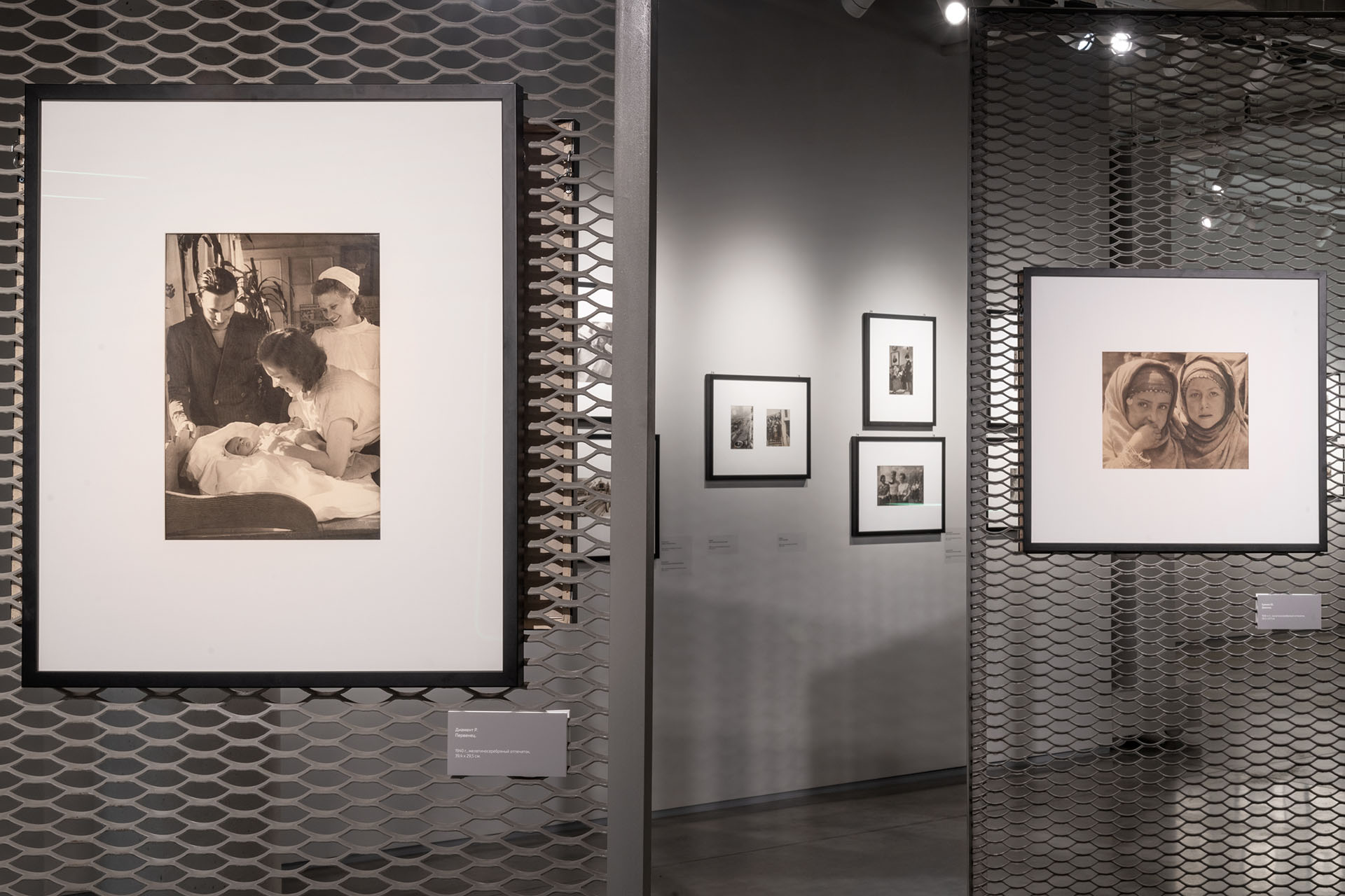 Экспозиция выставки «Алфавит. Советская фотография 1920-1930-х годов» в ЦВК Béton, 2024 год
