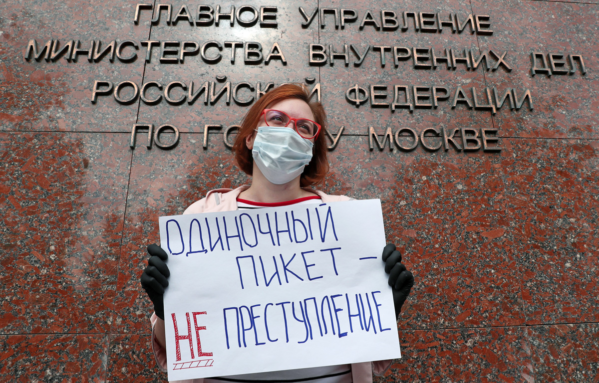 Татьяна Фельгенгауэр во время серии одиночных пикетов в поддержку Ильи Азара