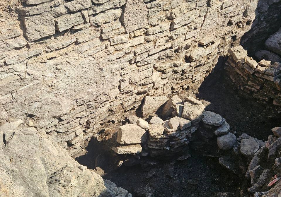 В Старой Ладоге нашли каменную кладку X века