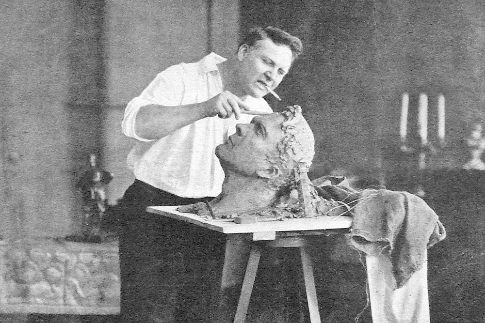 Федор Шаляпин во время работы над скульптурным автопортретом, 1912 год