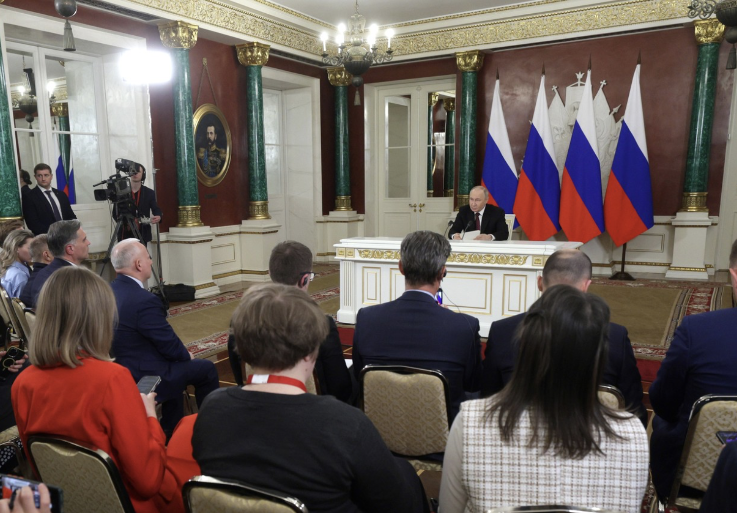 Владимир Путин во время выступления перед представителями СМИ 