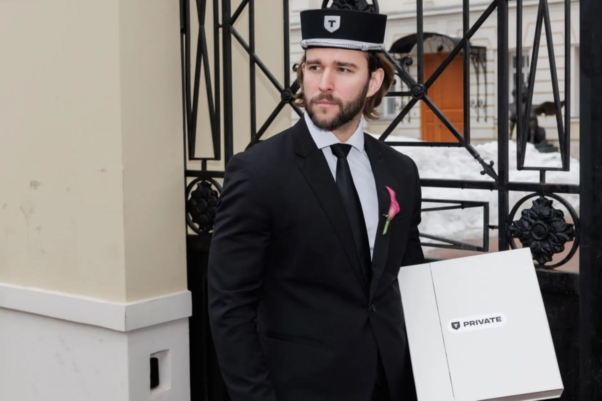 Максим Матвеев, Никола Мельников и Игорь Цвирко поздравили клиенток T-Private с 8 марта