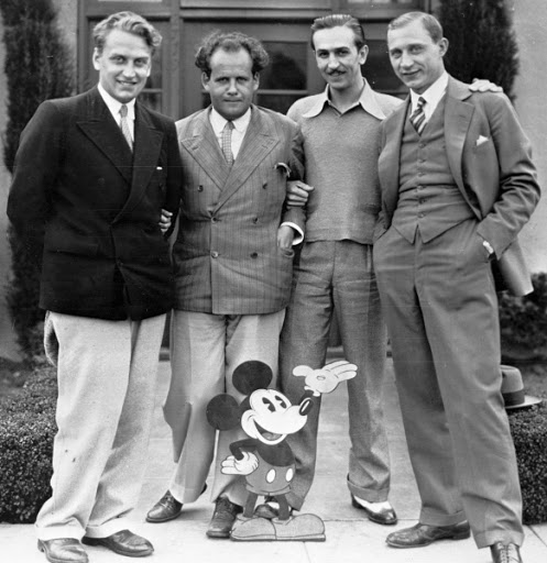 На снимке слева направо: Г.Александров, С.Эйзенштейн, Уолт Дисней и оператор Э.Тиссэ. Русские режиссёры учатся в США снимать звуковое кино. 1930-е гг.