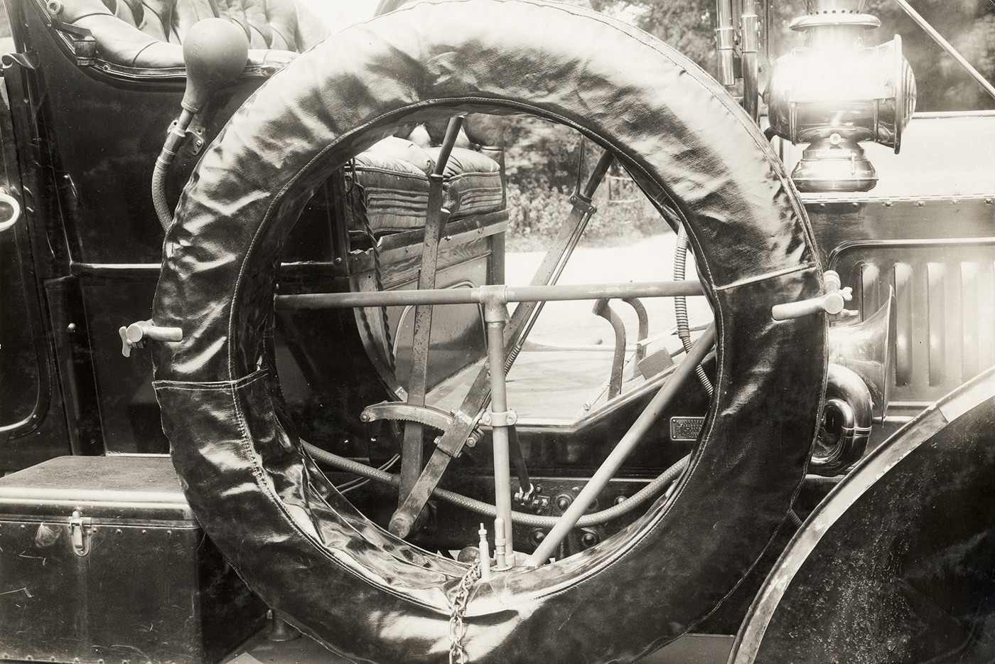 Запасное колесо на замке. С автомобилей начали красть детали. Это ли не лучшее свидетельство их признания? Фото: Spooner & Wells, Inc., 1910 год