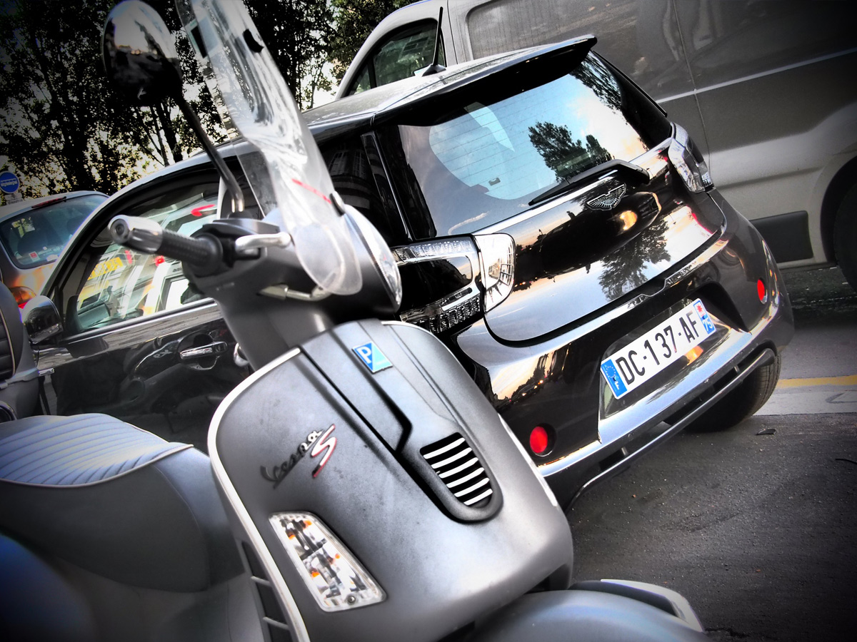 Зарисовки с парижских улиц: кто-то ездит на мотороллере Vespa, а кто-то — на малолитражной роскоши Aston-Martin Cygnet — Toyota iQ за 32 тысячи фунтов стерлингов