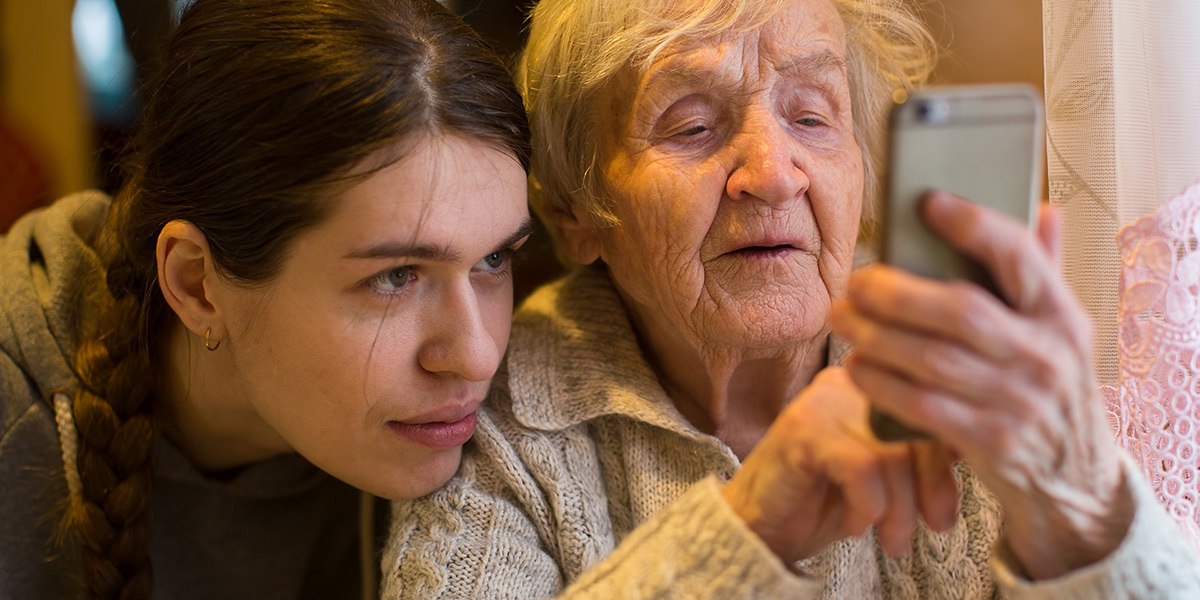 Бабуля, свайпай вправо: почему зумеры и пенсионеры полюбили друг друга