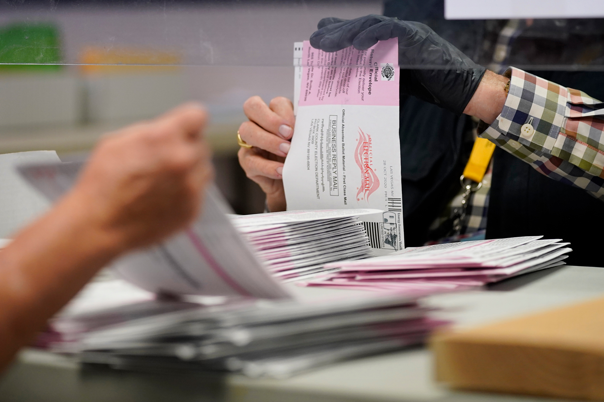 Подсчет бюллетеней избирателей, отправленных по почте