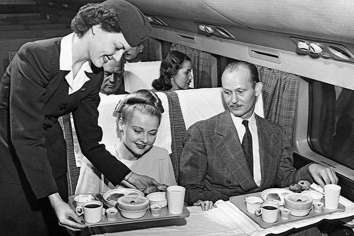 Стюардесса подает завтрак на рейсе American Airlines, конец 1950-х годов