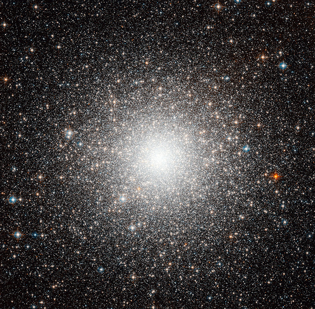 М54 — первое шаровое скопление, открытое за пределами Млечного Пути. Спутник карликовой галактики Стрельца, которая является спутником Млечного Пути. Расположен в 90 тысячах световых лет от Земли
