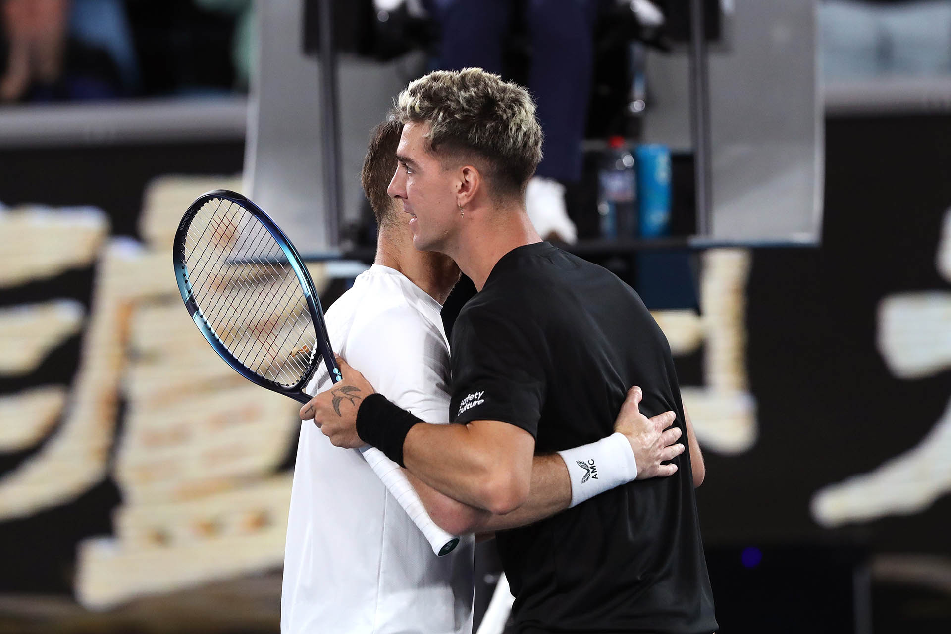Энди Мюррей и Танаси Коккинакис во время чемпионата по теннису Australian Open, 2023 год