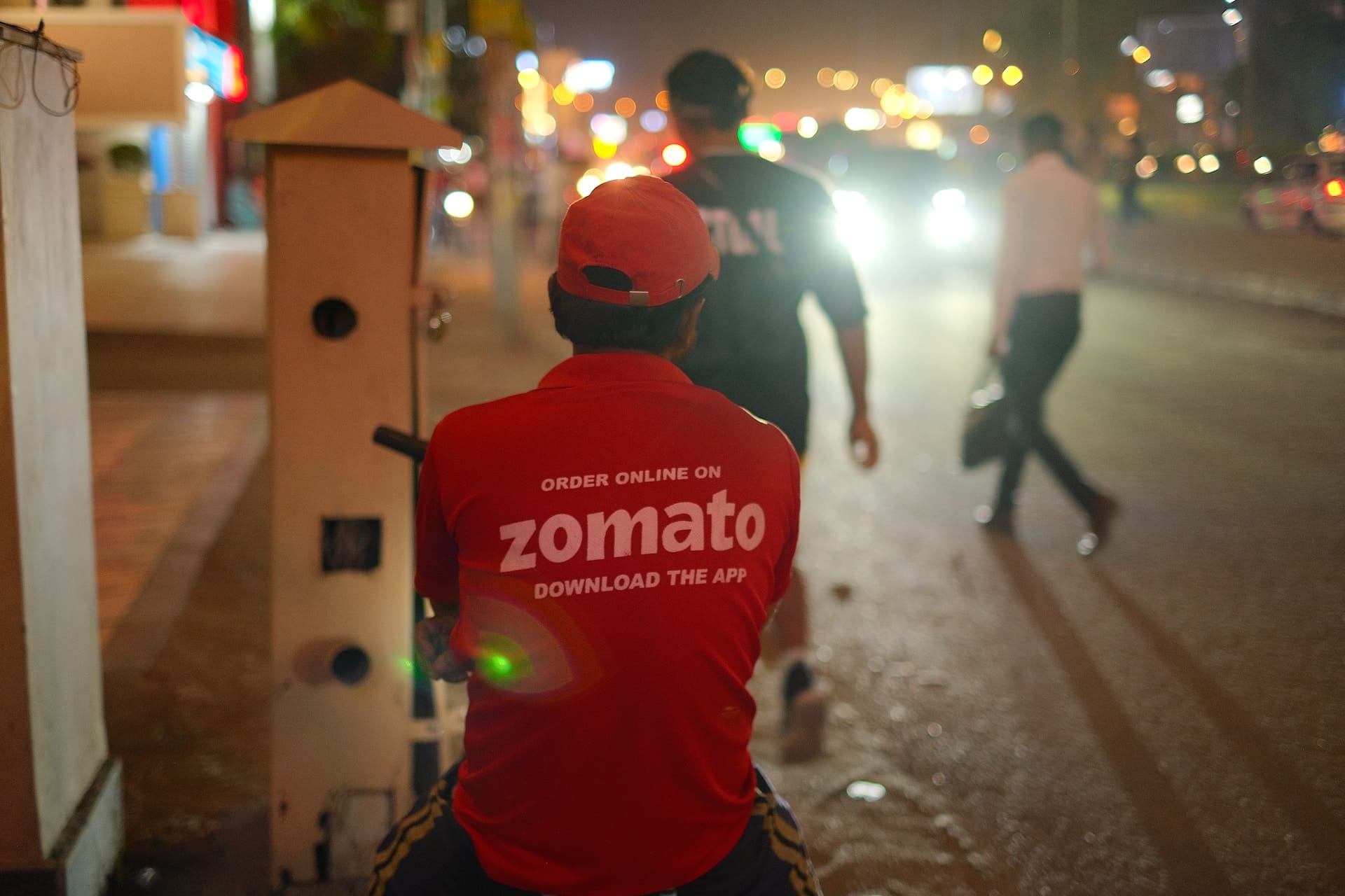Курьер сервиса Zomato в Индии