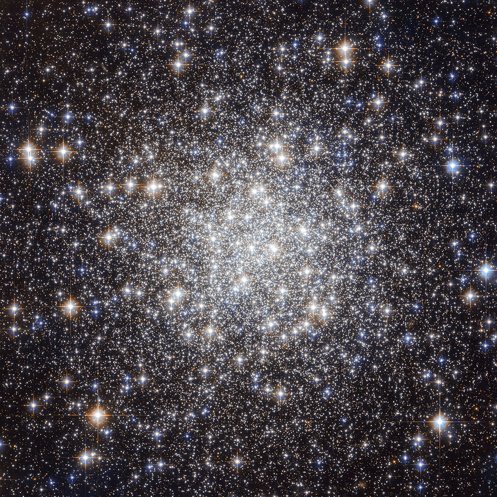 М9 — шаровое звездное скопление в самом центре нашей Галактики. В его составе — четверть миллиона звезд, каждая из которых вдвое старше Солнца