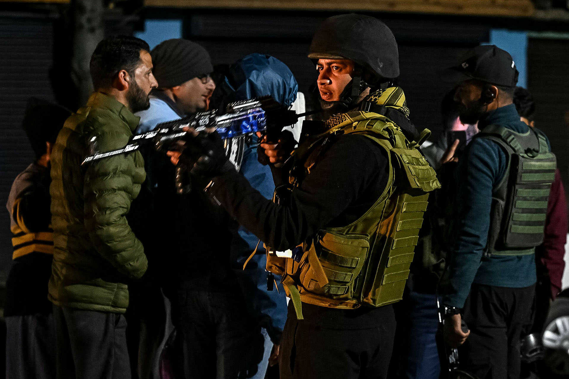 Военнослужащие индийской армии в оцеплении после нападения на туристов недалеко от Пахалгама, 22 апреля 2025 года