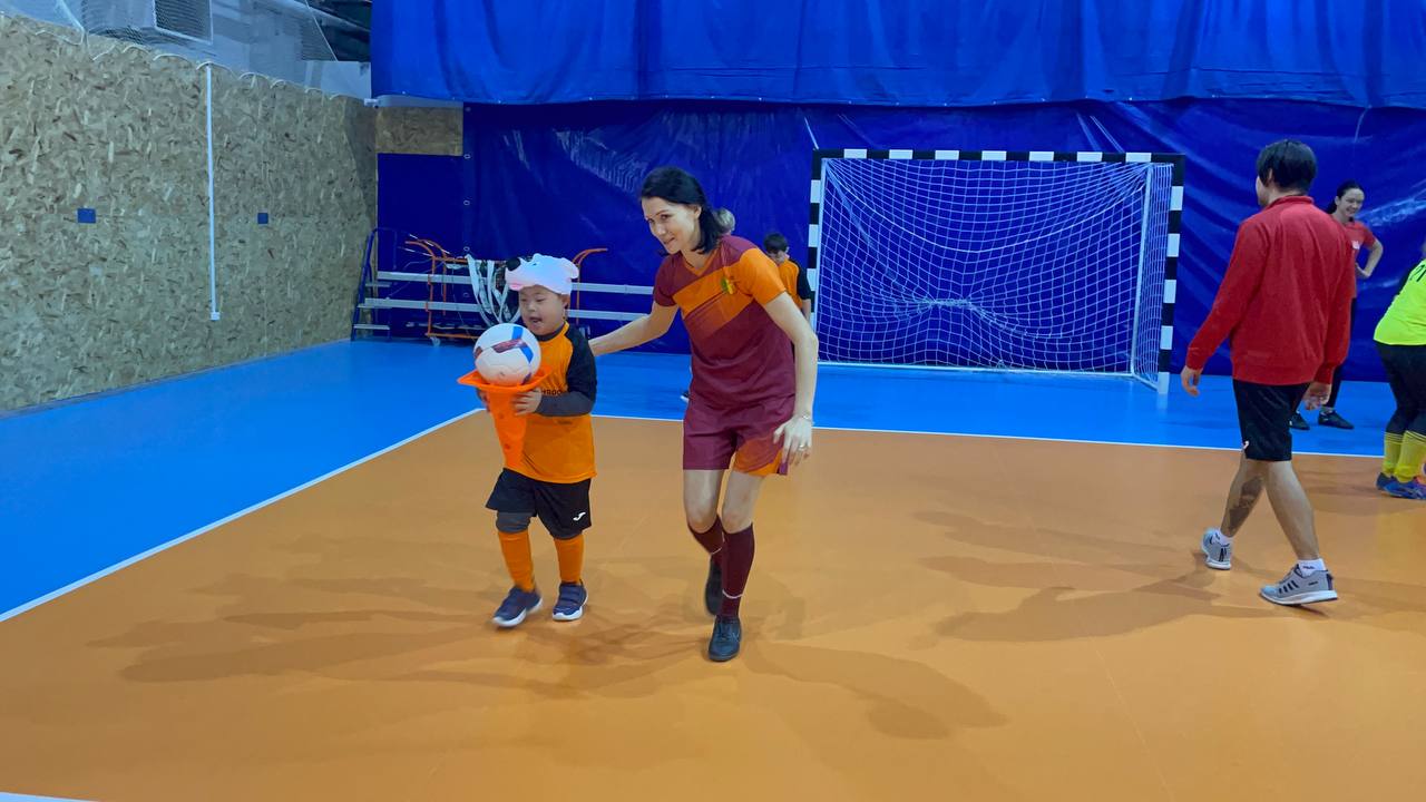 «Футбольные мамы» поддерживают юных футболистов в рамках веселых стартов