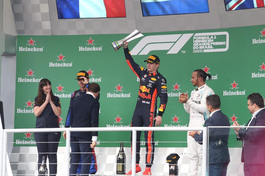 Макс Ферстаппен на вершине подиума Гран-при Бразилии в 2019 году
