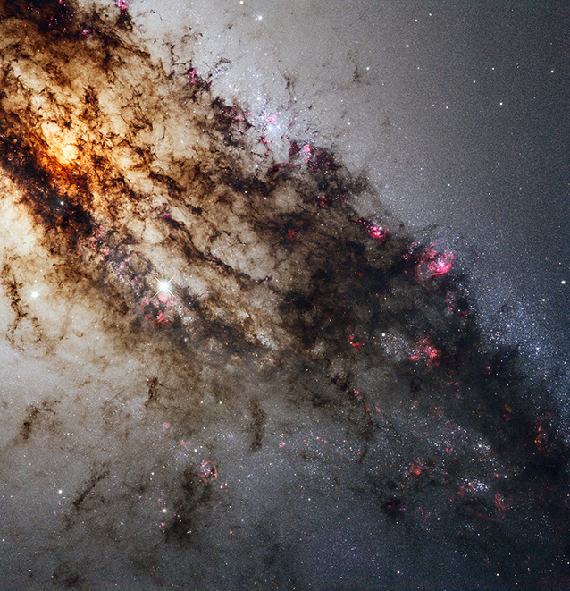 NGC 5128 — центр радиогалактики Центавр А. «Хаббл» может снимать как в обычной оптике, так и в ультрафиолетовой части спектра, что и продемонстрировал на этом фото