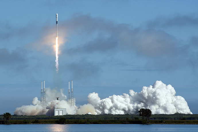 Запуск ракеты SpaceX Falcon 9 со спутниками Starlink