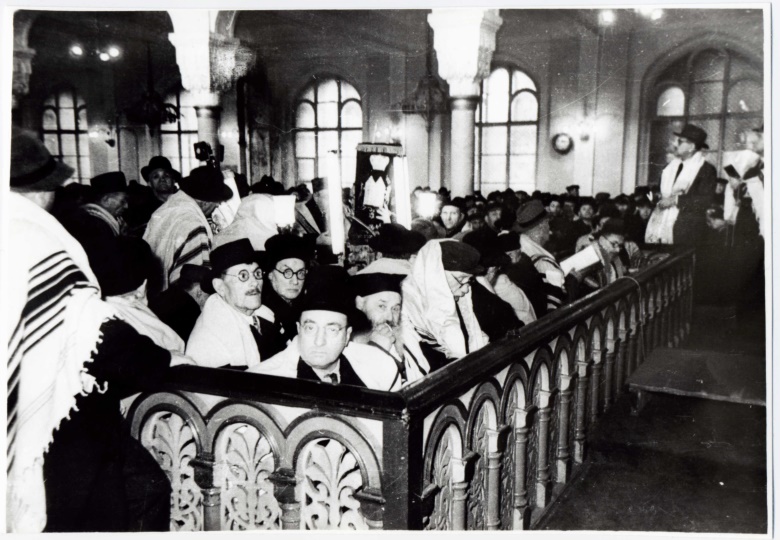 Симхат Тора в Большой хоральной синагоге (Ленинград, 1960-е гг.)