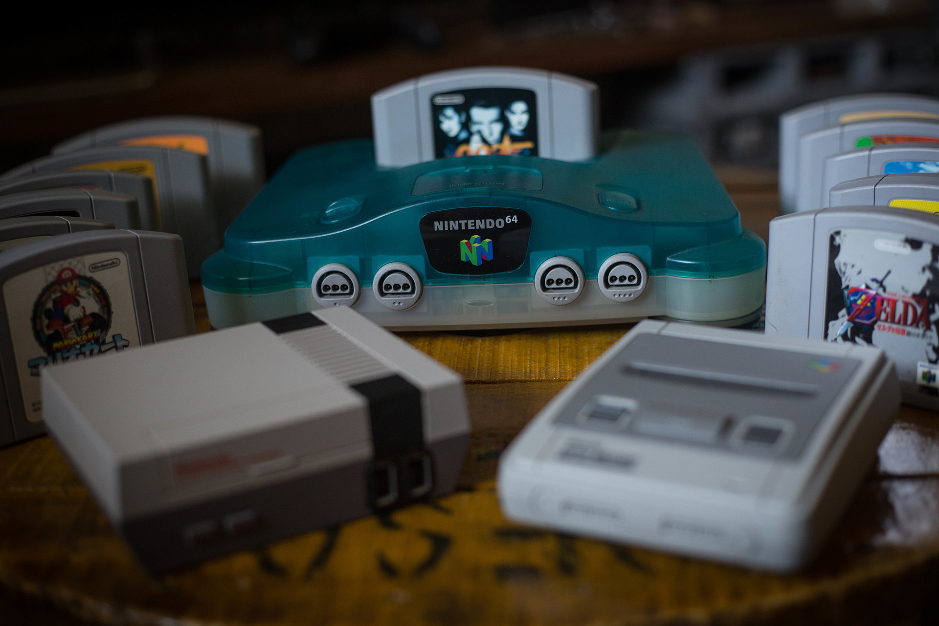 Справа: Nintendo 64 clear blue с набором игр и Nintendo Classic Mini «Супер Нинтендо», слева: игровая приставка Nintendo Classic Mini «Развлекательная система Нинтендо»