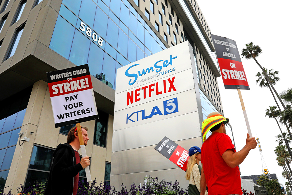Гильдия сценаристов Америки (WGA) проводит забастовку возле студии Sunset Bronson Studios, 5 июня 2023 года