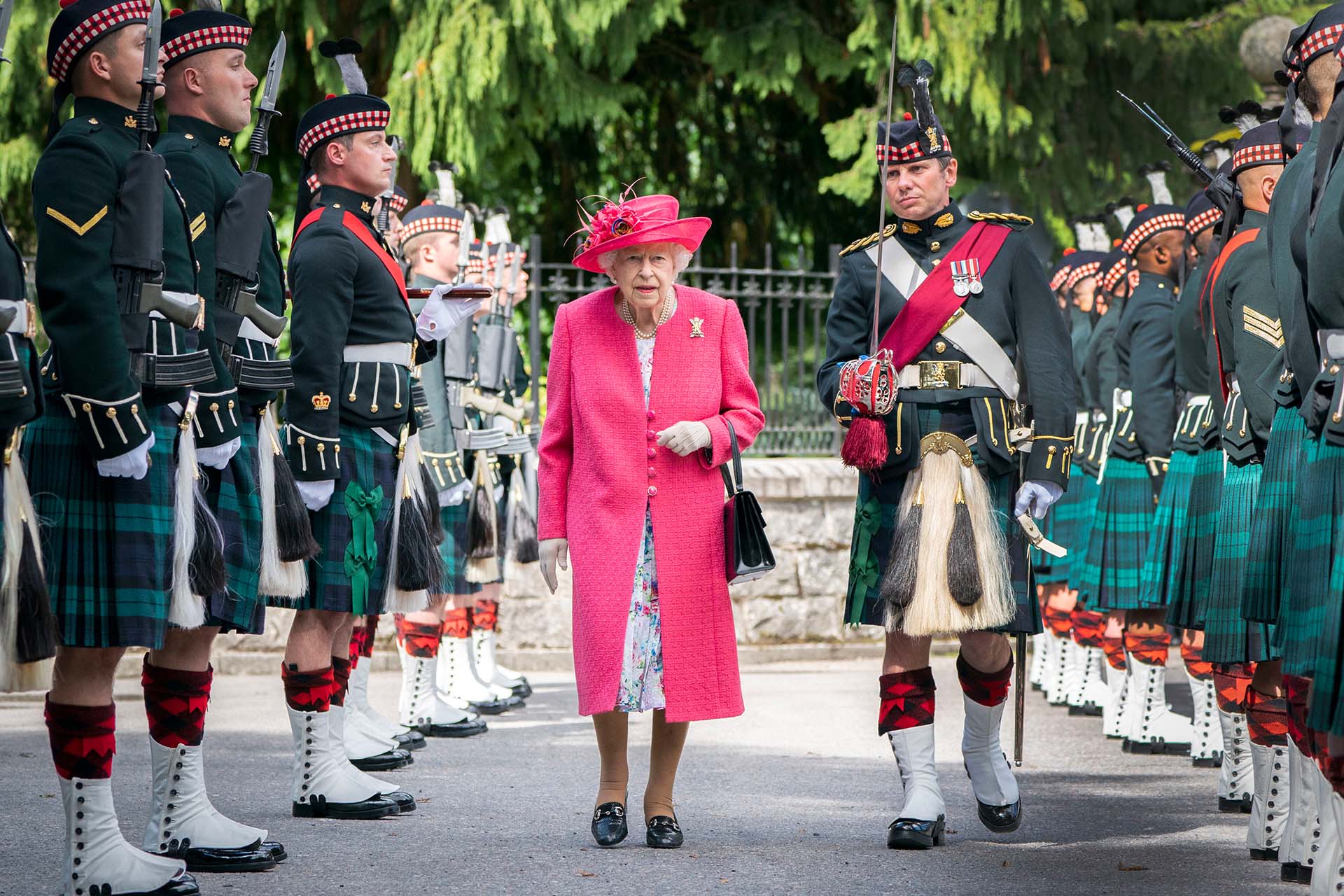 Королева Елизавета II у ворот в Балморале, 9 августа 2021 года