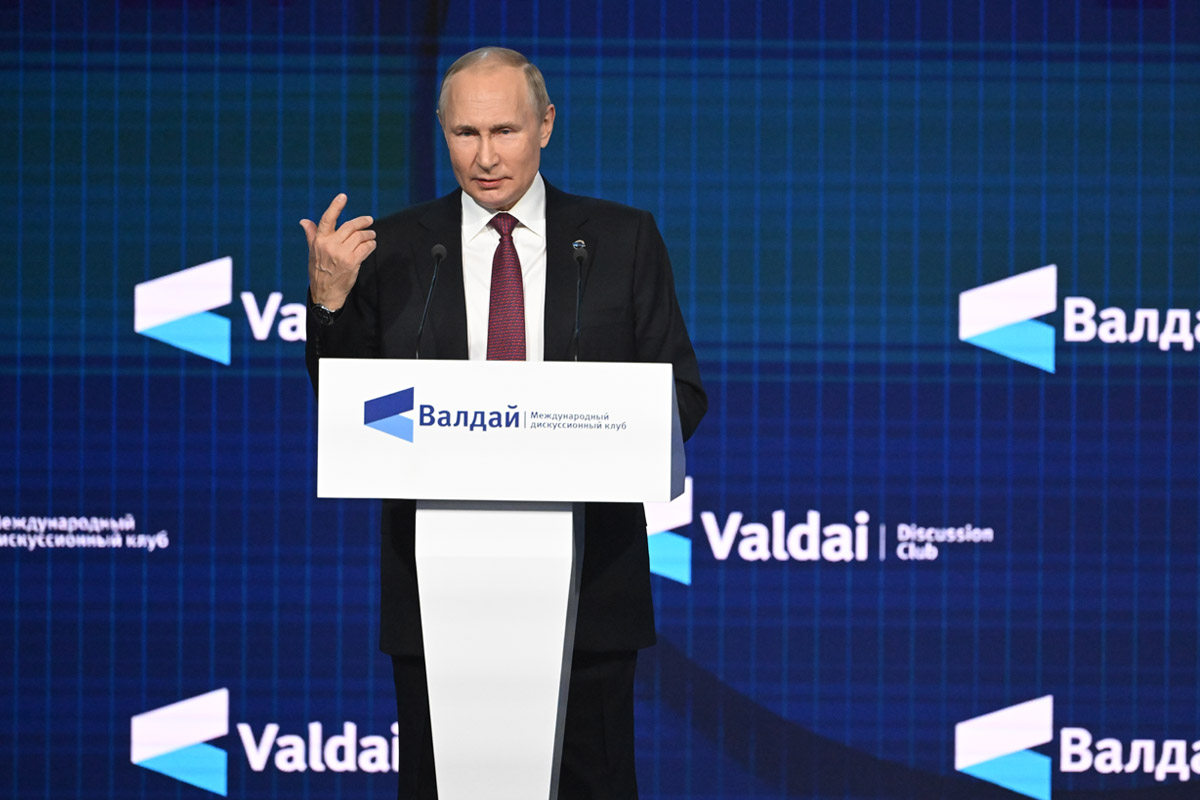 Президент РФ Владимир Путин во время пленарной сессии в рамках Международного дискуссионного клуба «Валдай»