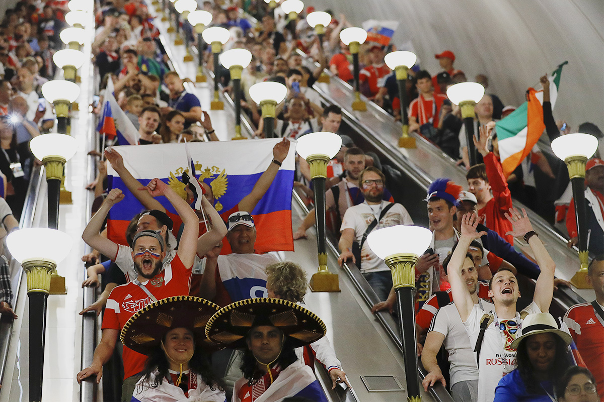 Сборная Испании была явным фаворитом в игре с Россией — перед турниром она занимала 10 место в международном рейтинге сборных ФИФА. Российская команда — на 70 месте. На фото — эскалатор в московском метро после матча сборных.