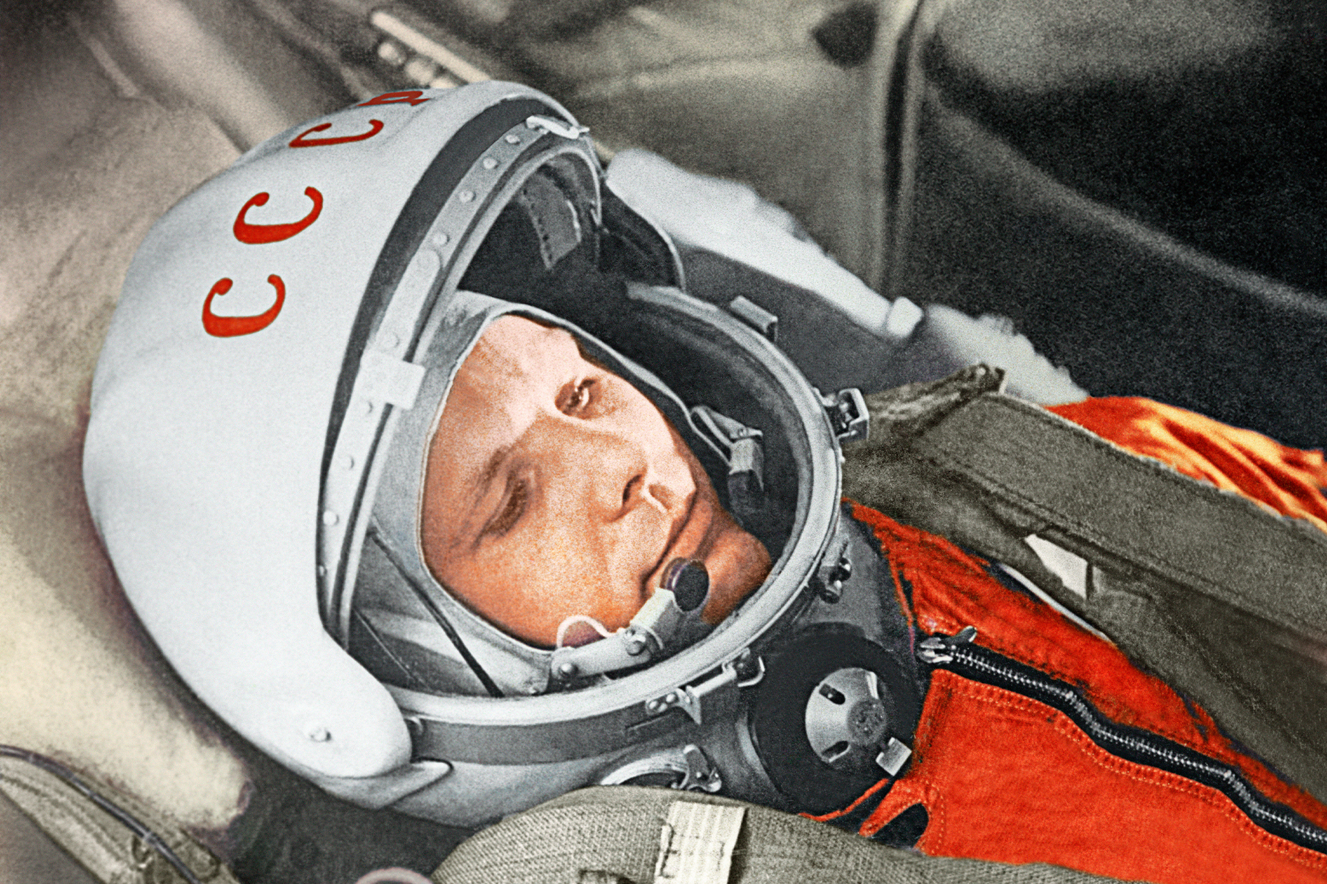 Космонавт Юрий Гагарин в кабине космического корабля «Восток-1» перед стартом. Космодром Байконур, 12 апреля 1961 год