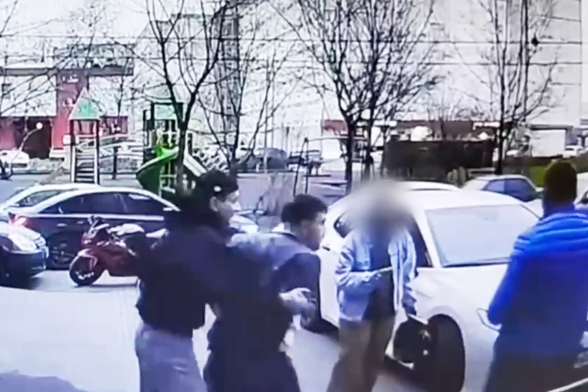 Скрин видеозаписи инцидента в Люблино с уличной камеры наблюдения