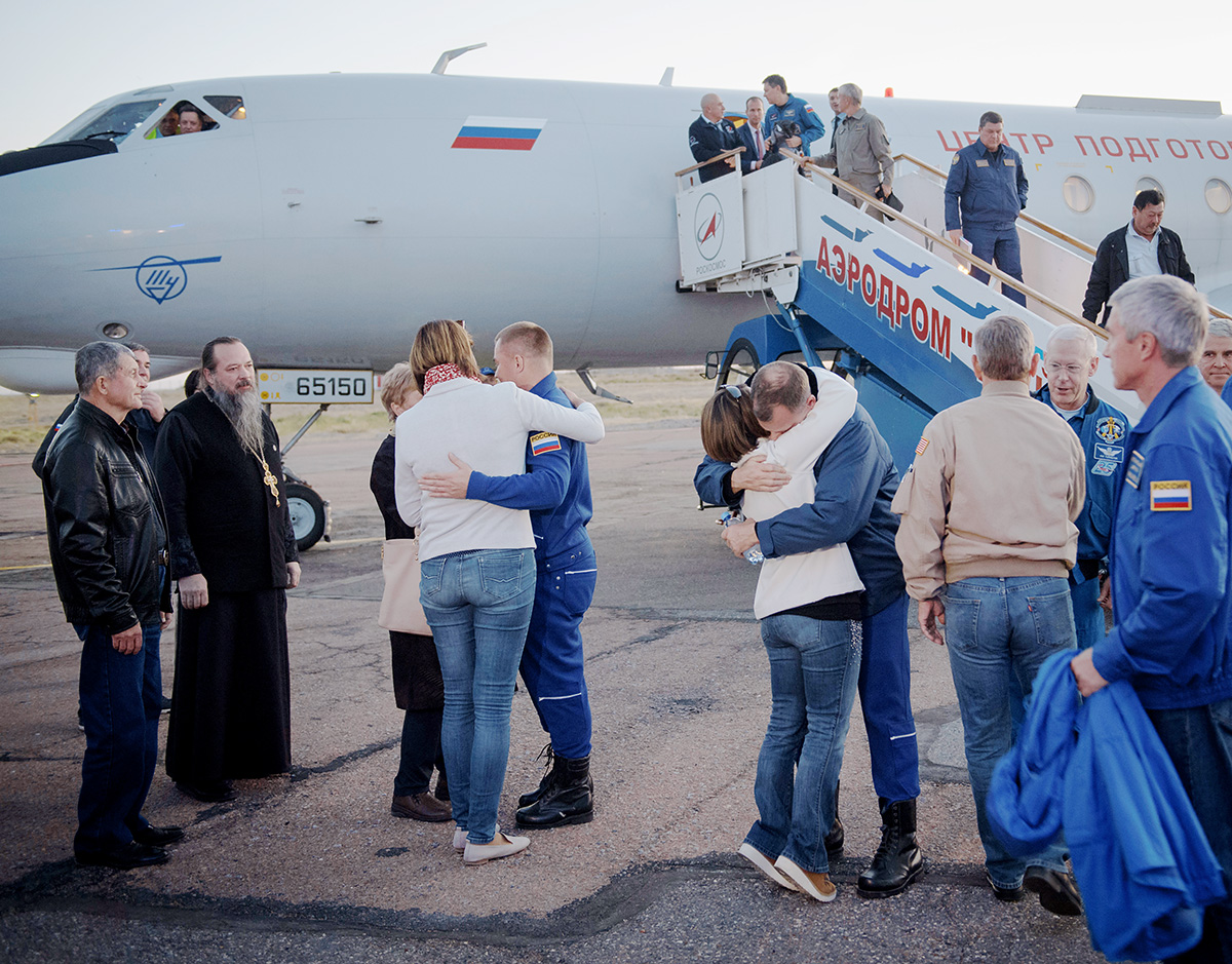 На борту находились российский космонавт Алексей Овчинин и астронавт NASA Ник Хейг. Они выжили и не пострадали. На фото: Овчинин и Хейг встречаются с семьями после приземления на аэродроме «Крайний» в Байконуре