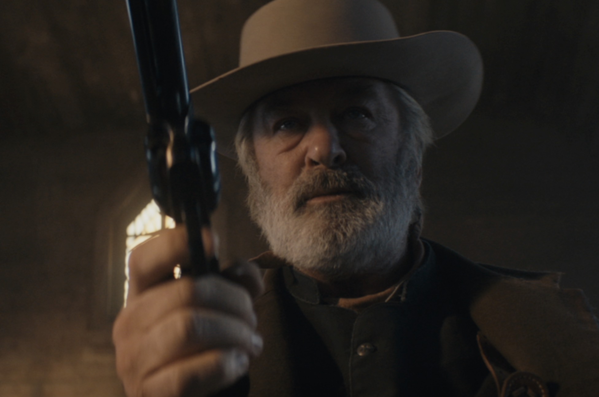 Актер Алек Болдуин репетирует сцену с оружием на съемках фильма «Ржавчина»