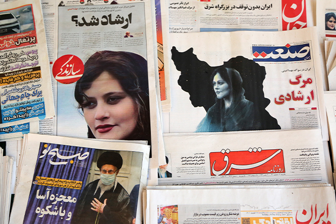 Иранские газеты с заголовками о смерти  Махсы Амини