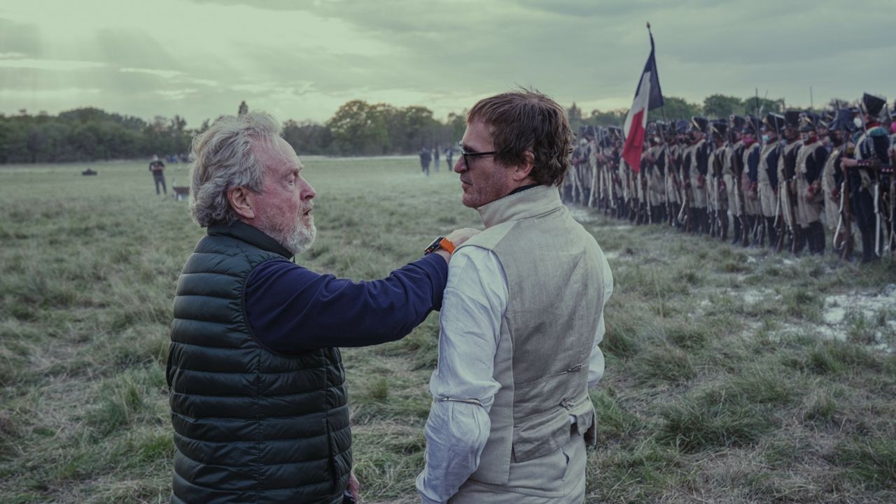 Ридли Скотт и Хоакин Феникс на съемках фильма «Наполеон»