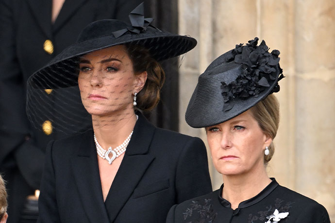 Кейт Миддлтон, принцесса Уэльская, и Софи, графиня Уэссекская, во время похорон королевы Елизаветы II в Вестминстерском аббатстве, 19 сентября 2022 год