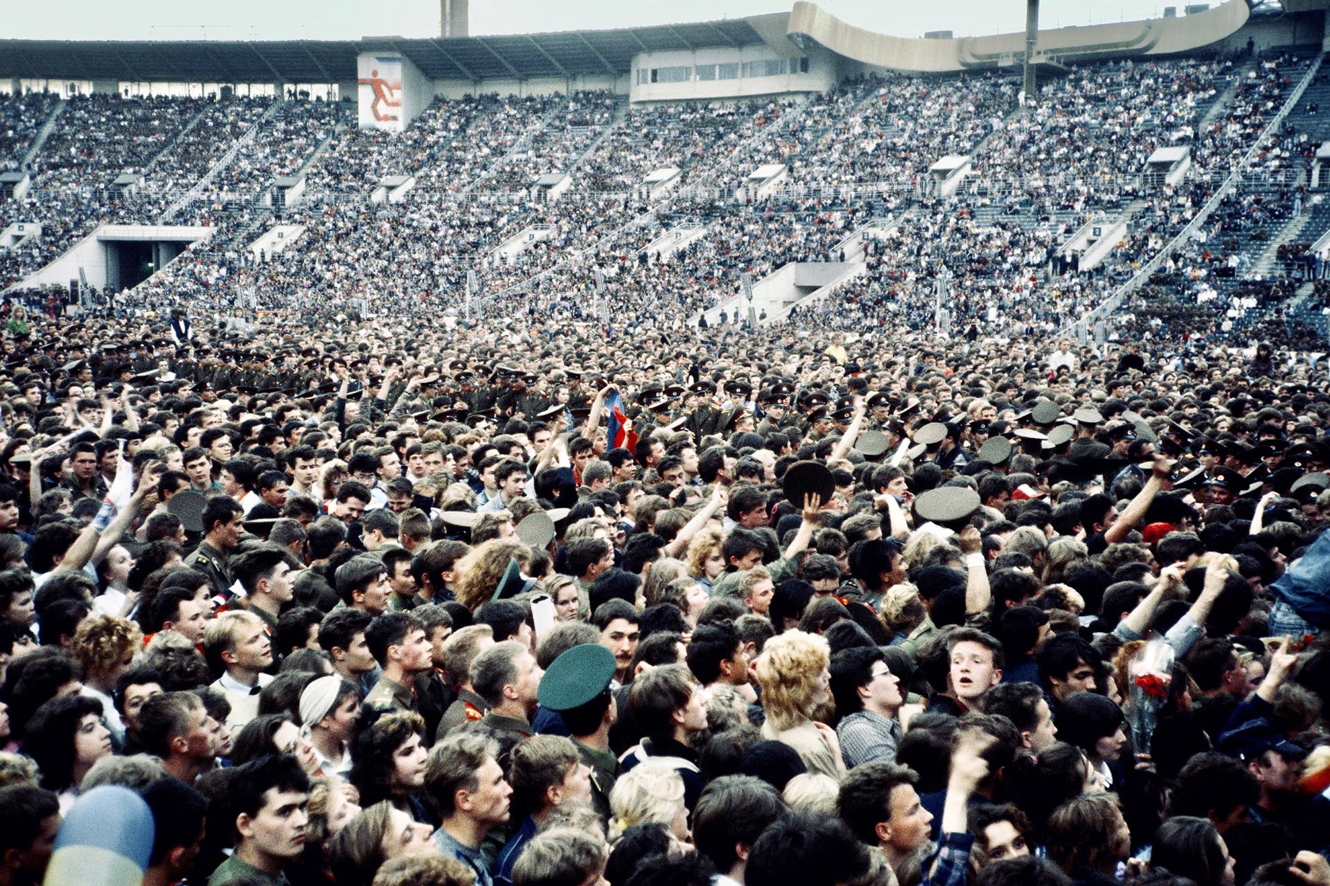Стадион «Лужники» во время концерта группы «Кино», 1990 год