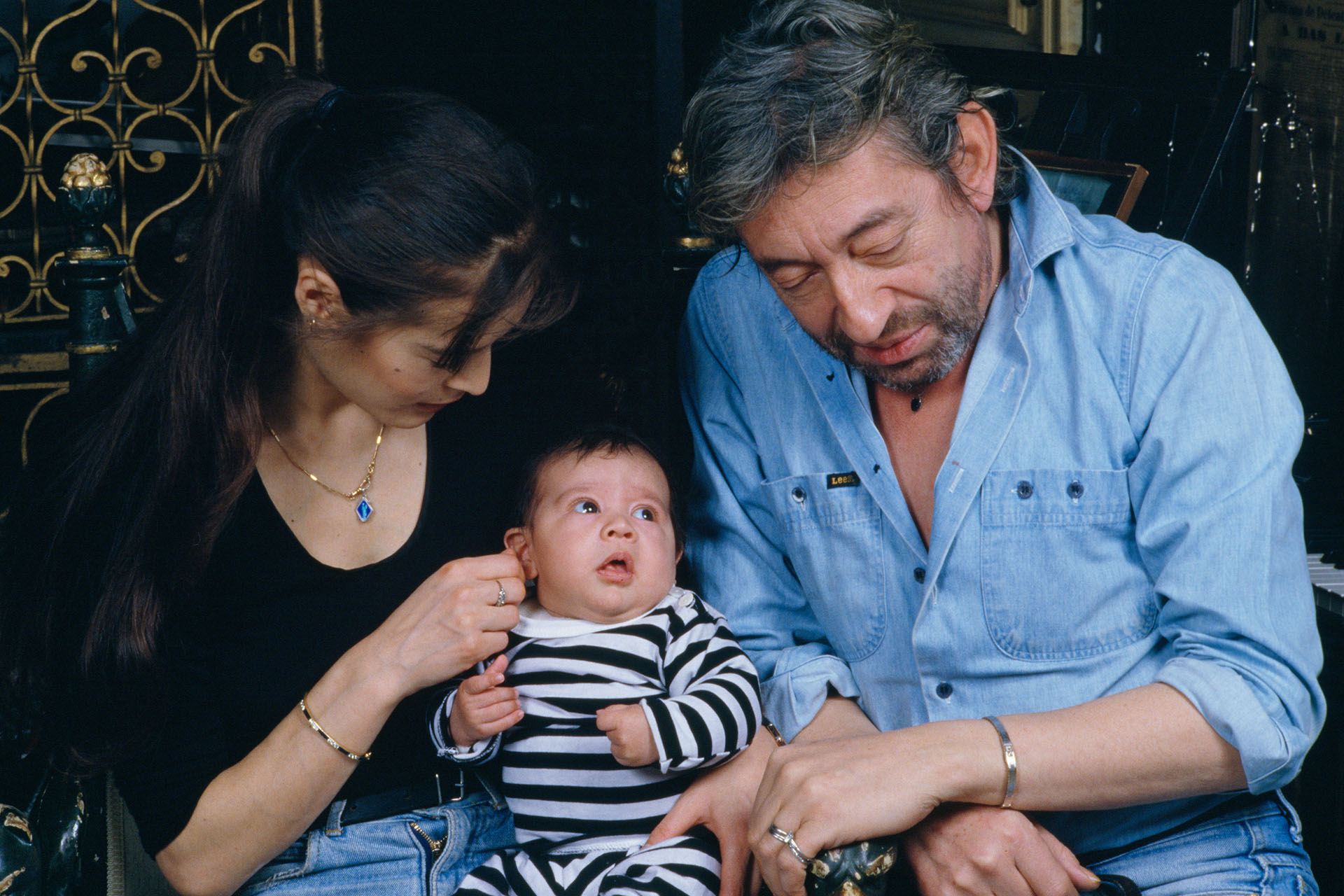 Серж Генсбур с сыном Лулу и женой Бамбу в их парижском доме на улице Верней