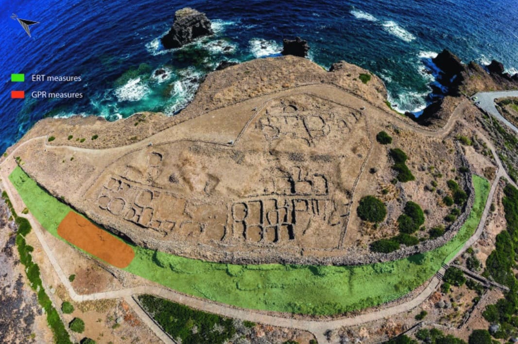 Остатки древнего поселения на острове Устика
