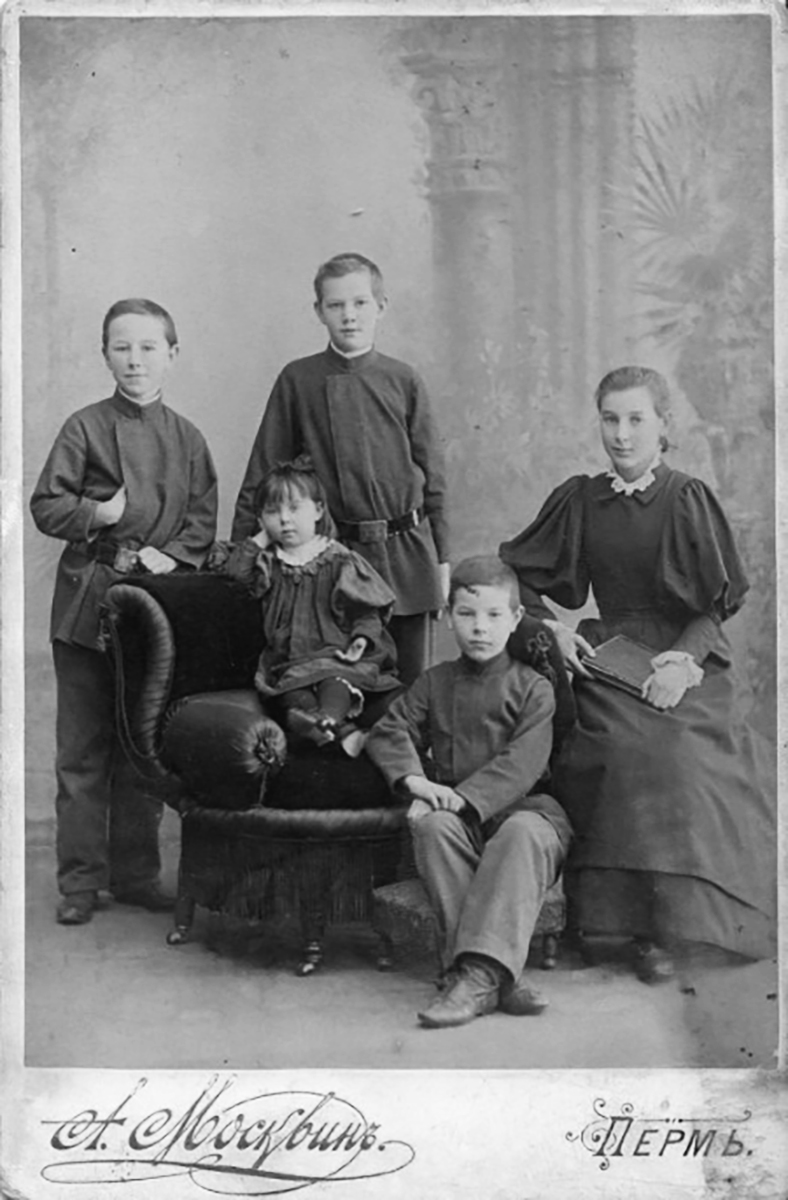 Василий Каменский в семье Трущевых (на заднем плане, в центре), 1896-1897 годы 