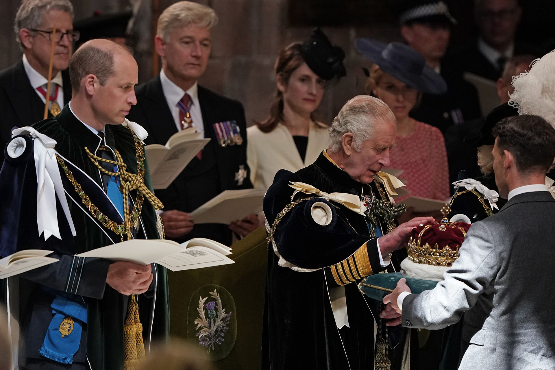 Принц Уильям и Карл III во время церемонии вручения королю короны Шотландии