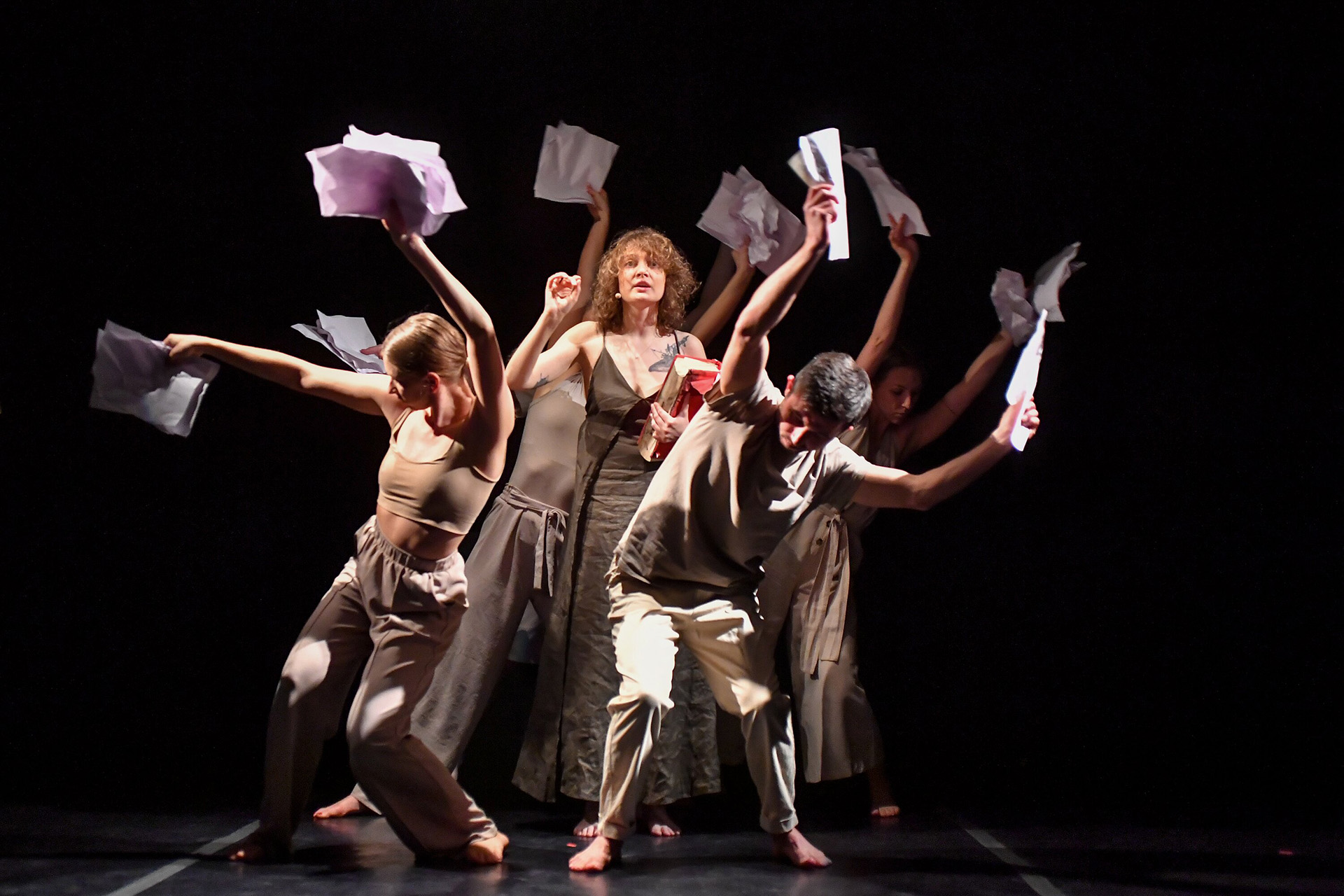 Спектакль «Будет что почитать» с участием поэтессы Тины Бем и актеров школы современного танца «ЭТО»