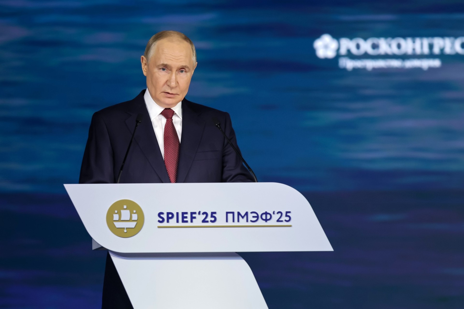 Владимир Путин во время выступления на планерном заседании ПМЭФ-2025