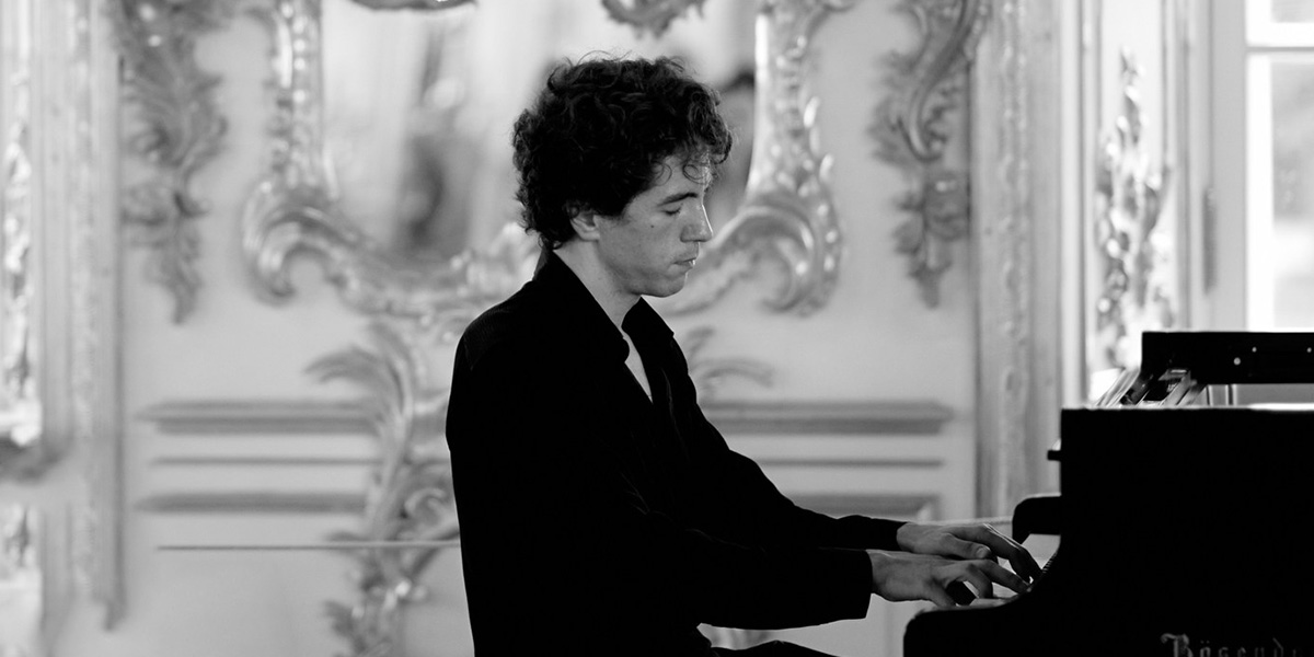 «Мне важно ощущать контакт с публикой». Пианист Константин Емельянов