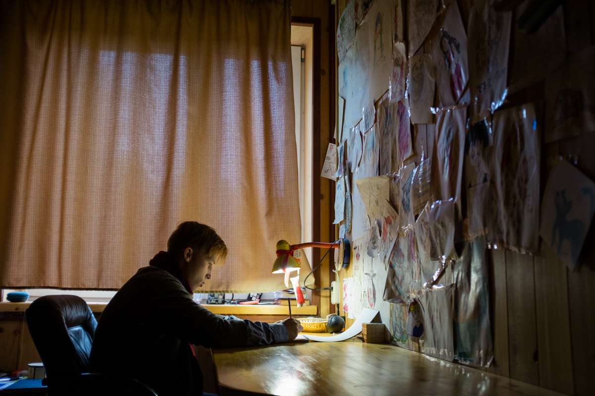 Максим, сын Екатерины и Юрия, в своей комнате. Максим любит рисовать, особенно его увлекает манга Фото: Алена Кочеткова для ТД