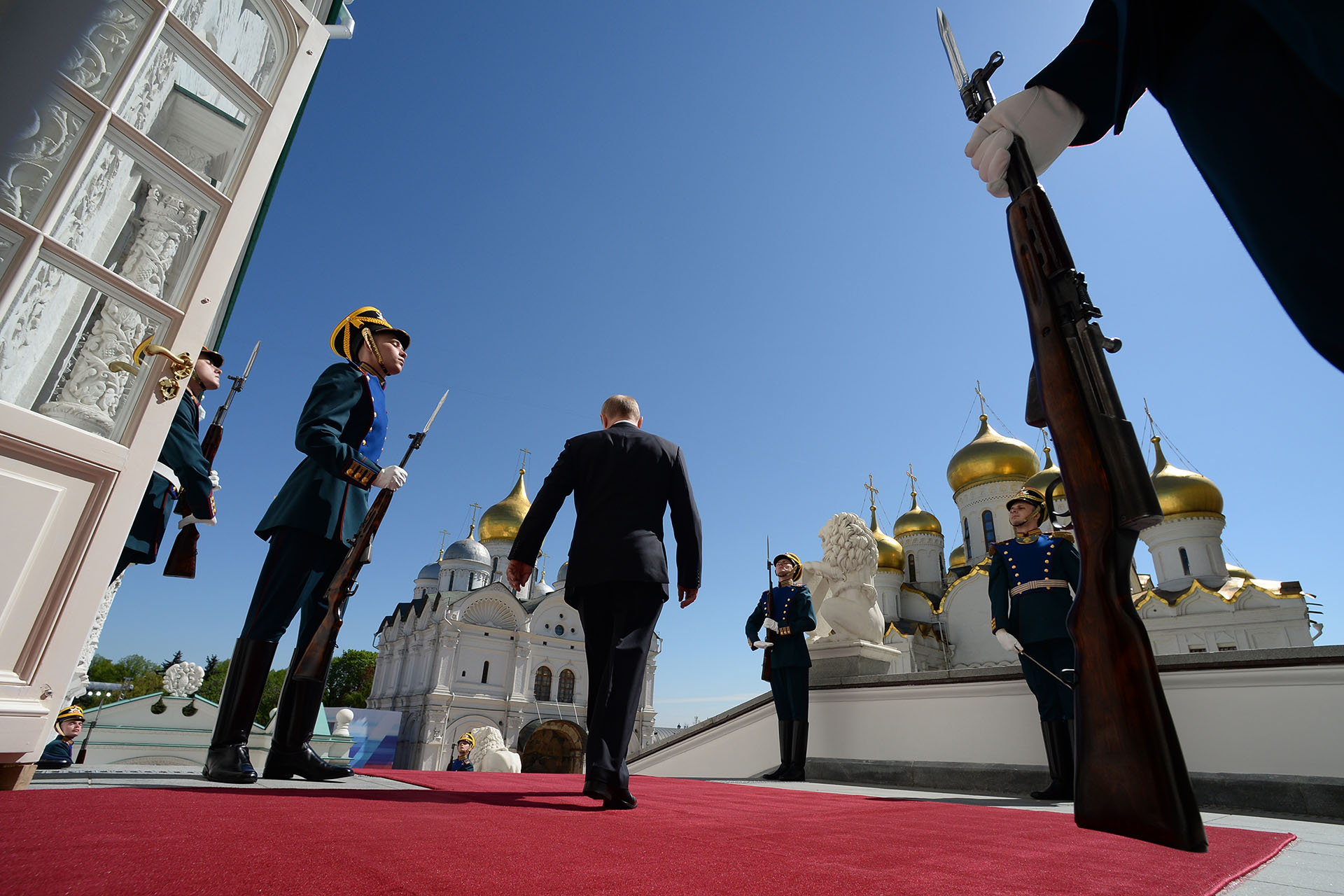 Владимир Путин после инаугурации выходит на Соборную площадь Кремля, 7 мая 2018 года