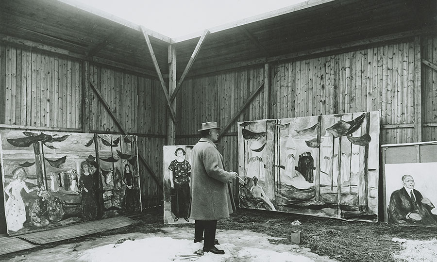 Эдвард Мунк в студии под открытым небом в Экели. 1923 год. Неизвестный фотограф