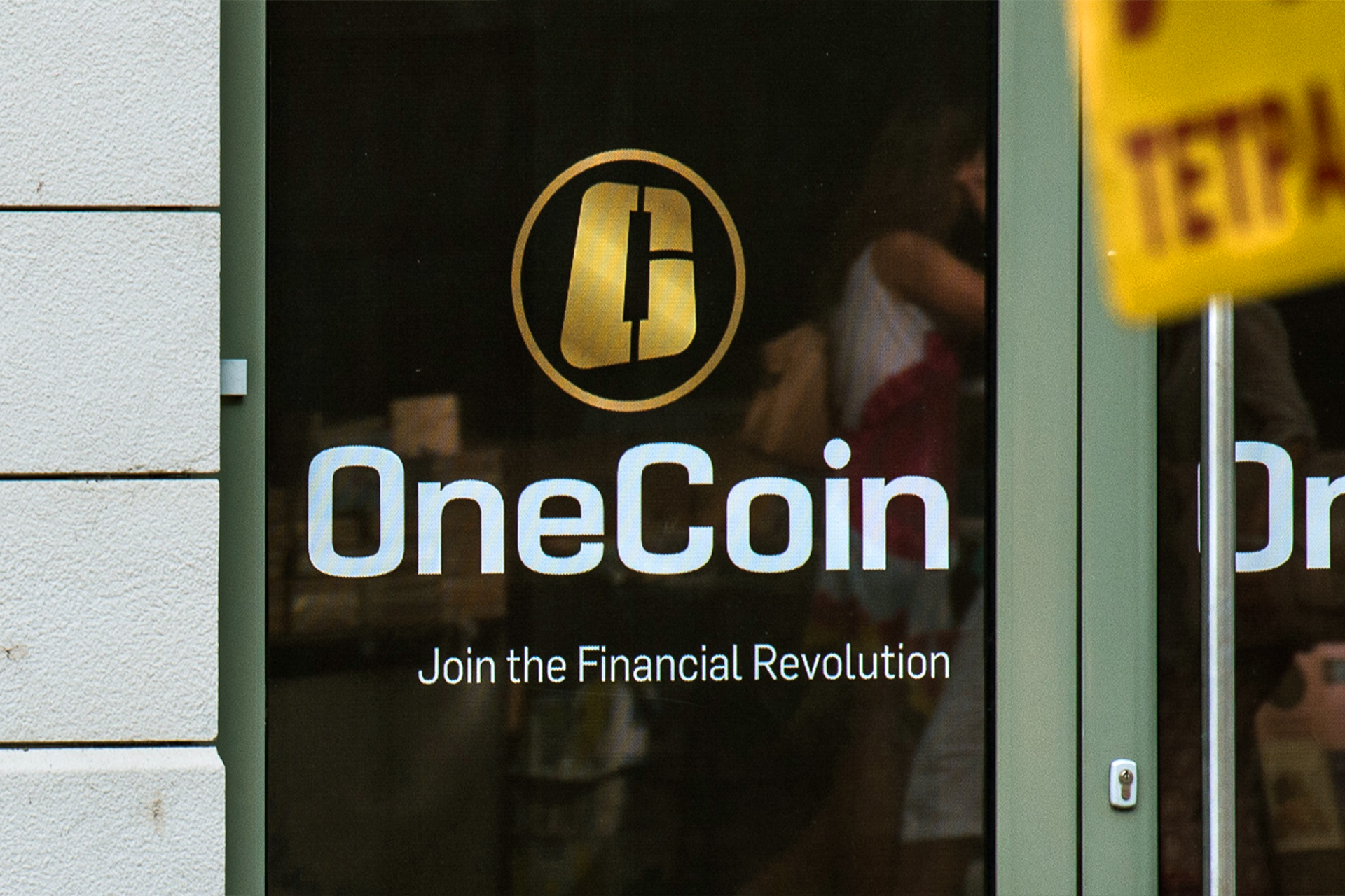Логотип OneCoin на двери их офисного здания в Софии. 2016 год